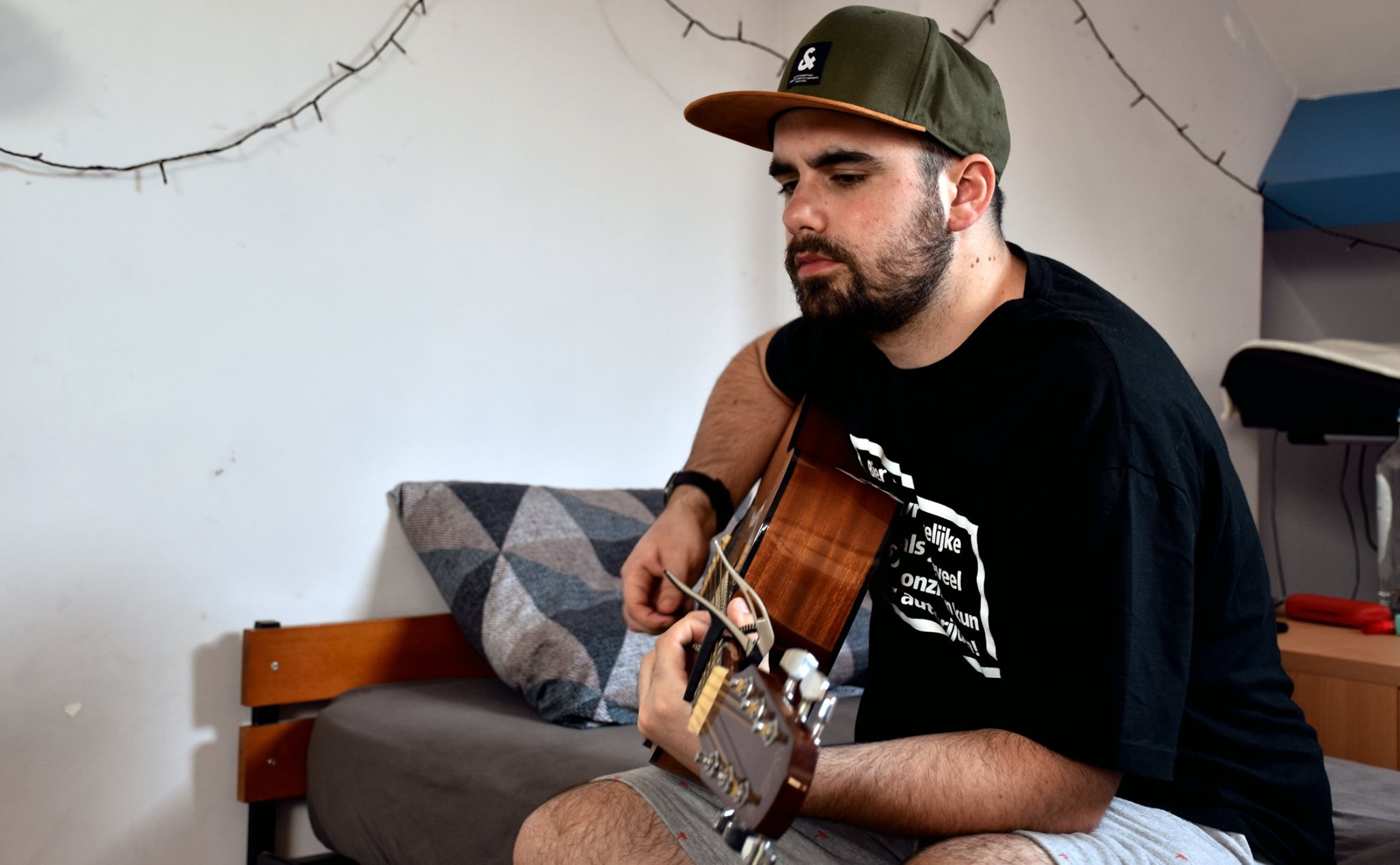 Ik die speelt met een gitaar